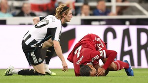 Sao Newcastle bị chỉ trích vì gây ra vết thương khủng khiếp cho Van Dijk