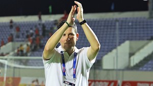 HLV Tây Ban Nha khiêm tốn với thành tích toàn thắng của Ninh Bình FC