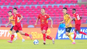 Doãn Ngọc Tân gãy ba xương sườn, HLV Kim Sang Sik chưa chọn người thay thế