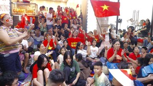 Không khí lễ hội trên hè phố Hà Nội chờ xem tổng duyệt