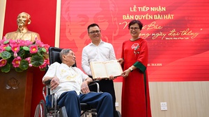 Nhạc sĩ Phạm Tuyên trao tặng bài hát 'Như có Bác trong ngày đại thắng' cho báo Nhân dân