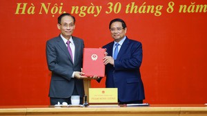 Thủ tướng trao Quyết định bổ nhiệm Quyền Bộ trưởng Bộ ngoại giao