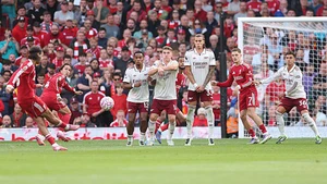 Szoboszlai lập siêu phẩm đá phạt giúp Liverpool thắng Arsenal