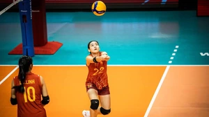 Nữ VĐV chuyền hai thực hiện cầu phát bóng ăn liền 13 điểm, giúp U21 Việt Nam có set thắng cách biệt 25-5 trước U21 Canada