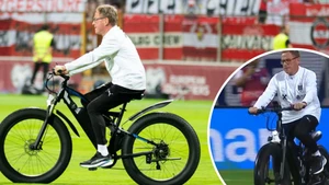 Kỳ lạ khoảnh khắc cựu HLV MU đạp xe băng qua sân tại vòng loại World Cup