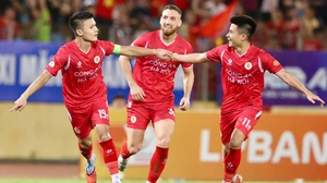 Quang Hải che mờ đương kim vô địch Nam Định, V-League ngày càng hấp dẫn