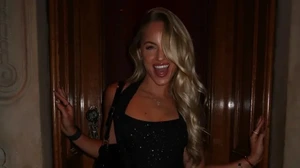 'Nữ cầu thủ đẹp nhất thế giới' tỏa sáng tại tuần lễ thời trang danh tiếng