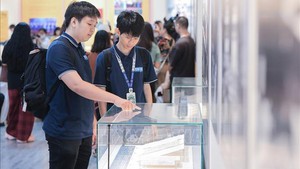 Triển lãm thành tựu đất nước: Giới trẻ thích thú tìm hiểu lịch sử văn hóa Việt Nam