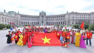 80 năm Quốc khánh: “Việt phục bộ hành” – hình ảnh Việt Nam đoàn kết, thân thiện giữa lòng châu Âu