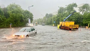 Hà Nội: 82 điểm ngập úng, huy động tối đa lực lượng tiêu thoát nước