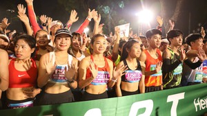 Ngôi sao điền kinh Nguyễn Thị Oanh tham gia giải chạy ngay rạng sáng ngày đầu tiên của năm 2026
