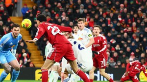 Ngoại hạng Anh vòng 19: Man City và Liverpool cùng mất điểm, Arsenal hưởng lợi