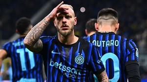Cựu sao MU tỏa sáng với cú đúp, Napoli cầm hòa Inter Milan kịch tính