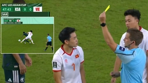 VAR gây tranh cãi: U23 Việt Nam bất ngờ chịu thẻ vàng sau pha bóng 'rất bình thường'