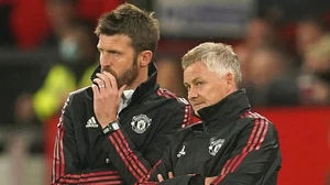 Carrick chiếm ưu thế trước Solskjaer trong cuộc đua làm HLV tạm quyền MU