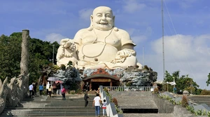 Tượng Phật Di Lặc trên đỉnh núi lớn nhất châu Á