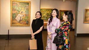 Khách tham quan hào hứng đến với "Mộng giữa chiều hoa" của Họa sĩ Lê Trang