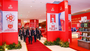 Đại biểu tham quan Trưng bày sách, báo chào mừng Đại hội XIV của Đảng