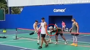 VĐV pickleball tung cú đá vào mặt đối thủ sau thất bại