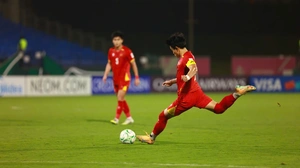 Đình Bắc vẽ đường cong từ chấm đá phạt vào lưới U23 Hàn Quốc
