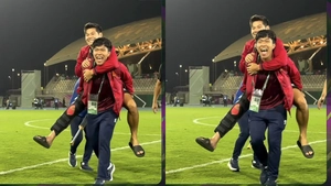 Xúc động khoảnh khắc Lý Đức cõng Hiểu Minh ra ăn mừng với U23 Việt Nam sau chiến thắng trước Hàn Quốc