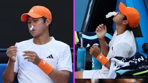 Phải tạm dừng trận đấu vì chảy máu mũi, tay vợt gốc Việt vẫn có lần đầu vào tứ kết Grand Slam