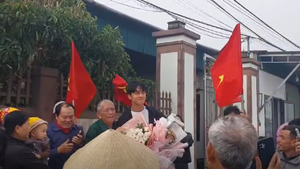 Thủ môn Cao Văn Bình về quê Nghệ An, được chào đón nồng nhiệt sau kỳ tích U23 châu Á