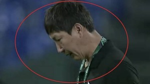 Truyền thông Hàn Quốc đưa tin về khoảnh khắc không ăn mừng chiến thắng của HLV Kim Sang Sik