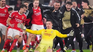 TUYỆT ĐỐI ĐIỆN ẢNH: Thủ môn ghi bàn phút bù giờ cuối cùng, Benfica của Mourinho hạ Real Madrid để lách qua khe cửa hẹp