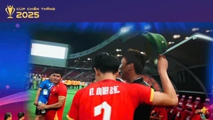 Khoảnh khắc 'Đình Bắc đội mũ cối cho HLV Kim Sang Sik' được vinh danh tại Cup Chiến thắng