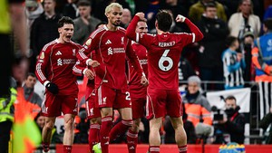 Thắng đậm Newcastle, Liverpool tìm lại niềm vui ở Ngoại hạng Anh