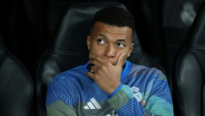 Mbappe trả giá cho kỷ lục của Ronaldo