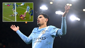 Mất điểm trước Chelsea ở phút bù giờ, Man City ngậm ngùi nhìn Arsenal bỏ cách 6 điểm