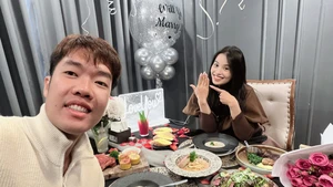 Tay vợt cầu lông hàng đầu Việt Nam chào năm mới bằng lời cầu hôn cực lãng mạn với hotgirl cung thủ