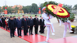 Lãnh đạo Đảng, Nhà nước và đại diện các thế hệ đại biểu Quốc hội vào Lăng viếng Chủ tịch Hồ Chí Minh và các Anh hùng Liệt sĩ