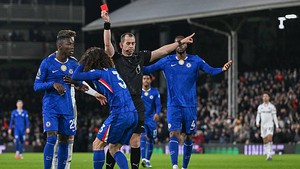 Cucurella thẻ đỏ, Chelsea thua Fulham ở Ngoại hạng Anh
