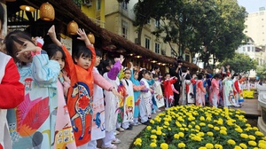 950 học sinh Hà Nội diễu hành thể hiện tinh thần tiếp nối Đạo học tại Văn Miếu