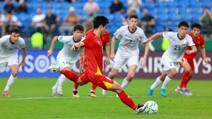 Văn Khang đánh lừa thủ môn trên chấm phạt đền, mở tỷ số cho U23 Việt Nam