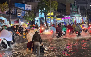 Mưa lớn kết hợp triều cường, TP. Hồ Chí Minh tiếp tục đối mặt nguy cơ ngập