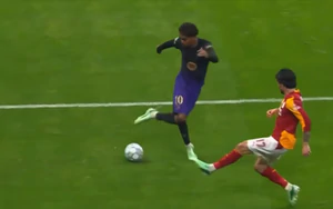 Lamine Yamal nhảy múa với trái bóng như Neymar, kiến tạo đẳng cấp ở Champions League