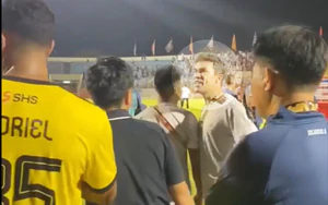 Tin nóng thể thao sáng 26/10: Trọng tài V-League bị ví như mafia, huyền thoại MU nhận xét sự thật đau đớn