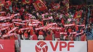 CĐV 'thắp lửa' cho  V-League