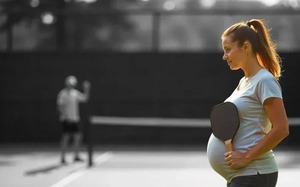 Bà bầu tranh tranh cãi khi 'bụng to' vẫn cầm vợt ra sân pickleball