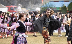 Đa dạng sắc màu lễ hội Xuân thu hút khách đến Đất Tổ