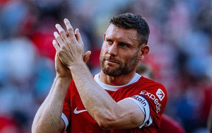 Cựu cầu thủ Liverpool cân bằng kỷ lục ra sân nhiều nhất ở Ngoại hạng Anh