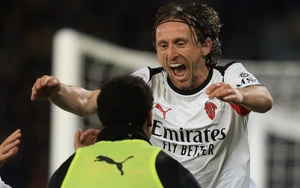 Modric sửa sai cho đồng đội, Milan tiếp tục đua Scudetto với Inter Milan
