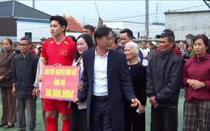 Đình Bắc có hành động đầy ý nghĩa khi về quê ăn Tết muộn