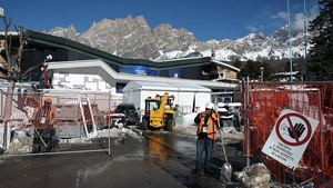 Olympic Mùa đông Italy 2 ngày trước khai mạc: Công trường vẫn ngổn ngang, sân băng bị chê 