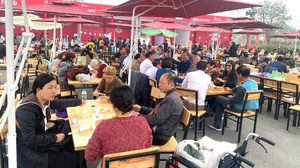 Một vòng với 'phố ẩm thực' tại Hội chợ Mùa Xuân