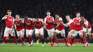 Arsenal mơ 'ăn 4': Cẩn thận trèo cao, ngã đau